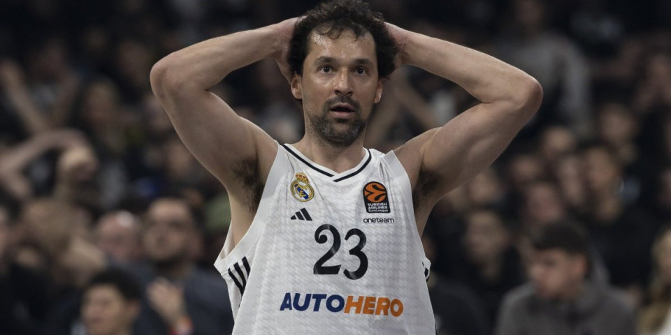 Arena ključa, "grobari" bljuju vatru! Rvač Ljulj oborio Lakića na parket! (VIDEO)