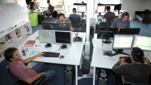 ПАЛЕ ФЕБРУАРСКЕ ПЛАТЕ НАФТАША: Програмери поново најплаћеније занимање у Србији ПАЛЕ ФЕБРУАРСКЕ ПЛАТЕ НАФТАША: Програмери поново најплаћеније занимање у Србији