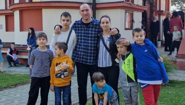 ЋУПИЋИ НА ПАЛИЋУ ОДГАЈАЈУ ШЕСТОРИЦУ СИНОВА: Деца и слога су наше богатство (ФОТО) ЋУПИЋИ НА ПАЛИЋУ ОДГАЈАЈУ ШЕСТОРИЦУ СИНОВА: Деца и слога су наше богатство (ФОТО)