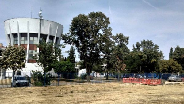 ХАВАРИЈА НА ВОДОВОДНОЈ ПРЕЖИ У НОВОМ САДУ: Три насеља без воде до 17 часова ХАВАРИЈА НА ВОДОВОДНОЈ ПРЕЖИ У НОВОМ САДУ: Три насеља без воде до 17 часова