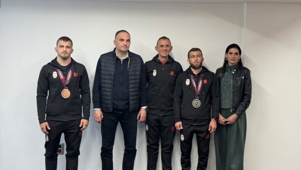 А ПОСЛЕ ЕВРОПСКОГ УСПЕХА... Градоначелник Зрењанина дочекао трофејне репрезентативце Србије и рваче Пролетера (ВИДЕО) А ПОСЛЕ ЕВРОПСКОГ УСПЕХА... Градоначелник Зрењанина дочекао трофејне репрезентативце Србије и рваче Пролетера (ВИДЕО)