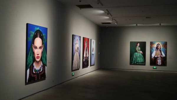 ДУХ ВЕЧНОСТИ ОПЧИНИО КИНЕЗЕ: Модном фотографу Павелу Суровом из Кисача, у Нањингу уручена златна медаља за победничке фотографије ДУХ ВЕЧНОСТИ ОПЧИНИО КИНЕЗЕ: Модном фотографу Павелу Суровом из Кисача, у Нањингу уручена златна медаља за победничке фотографије