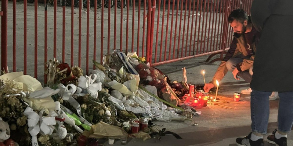 Nakon sramnog skrnavljenja, građani obnovili komemorativno mesto! Ostavljeno novo cveće i sveće za tragično nastradale pri padu nadstrešnice u Novom Sadu!