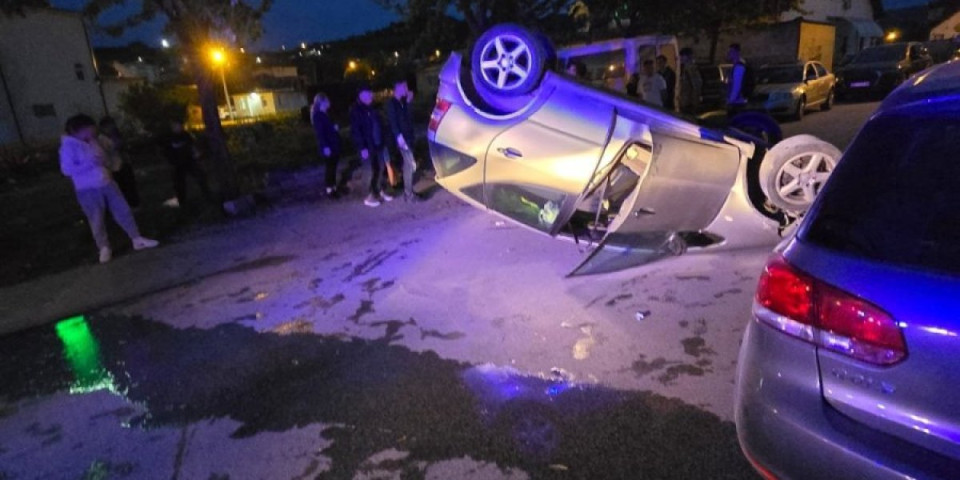Teška saobraćajka u Novom Pazaru: Prevrnut automobil na krov, povređene devojke! (FOTO)