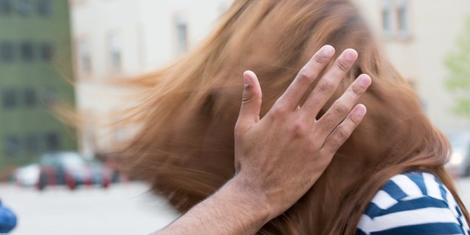 Užasno nasilje na Voždovcu! Pijan i drogiran pretukao bivšu devojku, a onda nogom slomio vilicu policajcu!