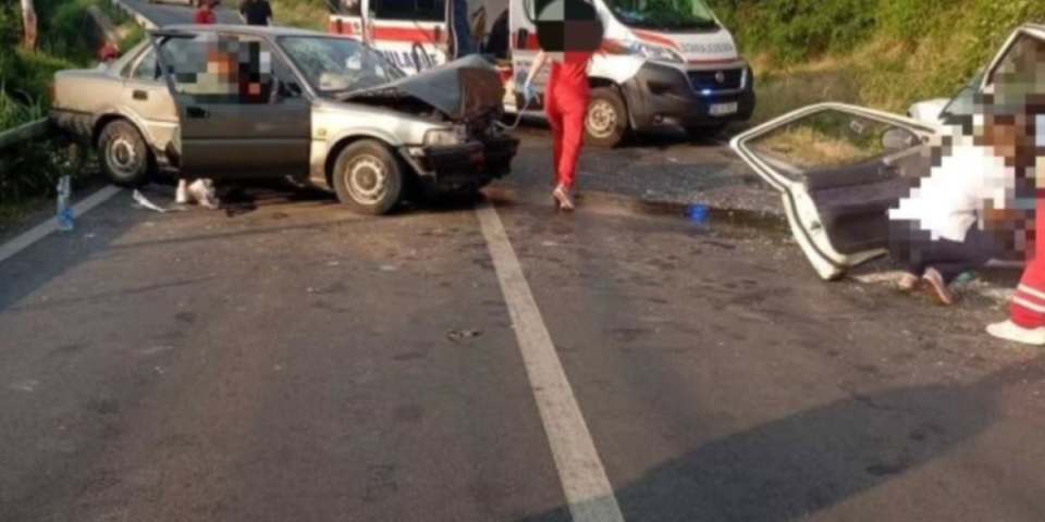 Vatrogasci izvlače muškarca iz auta: Stravična nesreća na Obrenovačkom drumu, više osoba povređeno (FOTO)