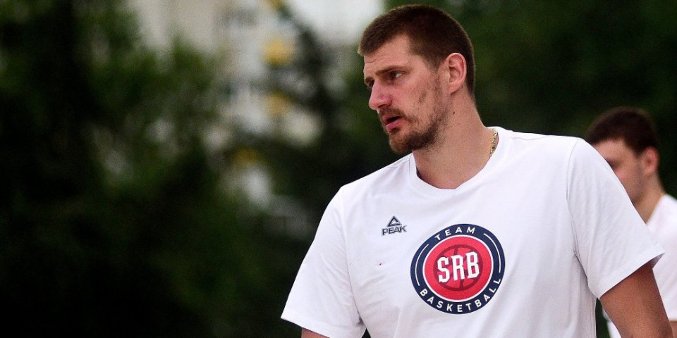 (FOTO) Jokić uživa za sve pare - svi se pitaju: Nikola, šta ti je to u ruci?