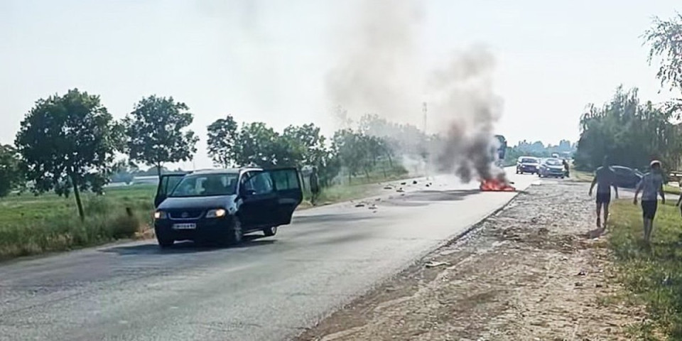 Teška saobraćajna nezgoda kod Šapca: Vozilo gori nasred puta (VIDEO)