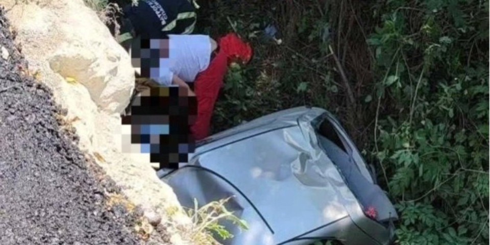 Tri osobe povređene u nesreći: Automobil sleteo sa puta kod Svilajnca (FOTO)