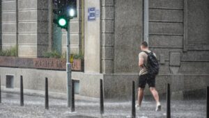 STIŽE OSVEŽENJE: Temperatura danas u padu, popodne lokalni pljuskove i jak vetar
