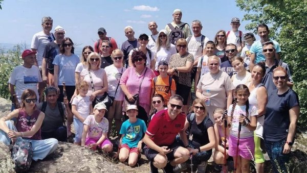 ВРШАЧКИМ ПЛАНИНАМА У ПОХОДЕ: Најпосећеније врхове освојило 37 Вршчана свих узраста