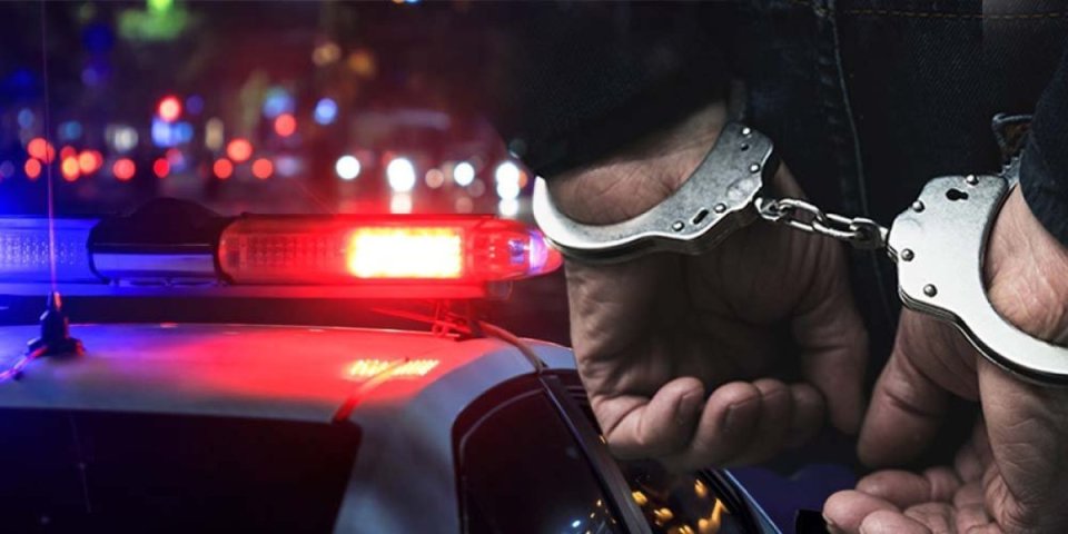 Filmska potera u Ćupriji: Oglušili se na znak policije, pa kroz prozor bacili torbicu u kojoj je bilo oružje