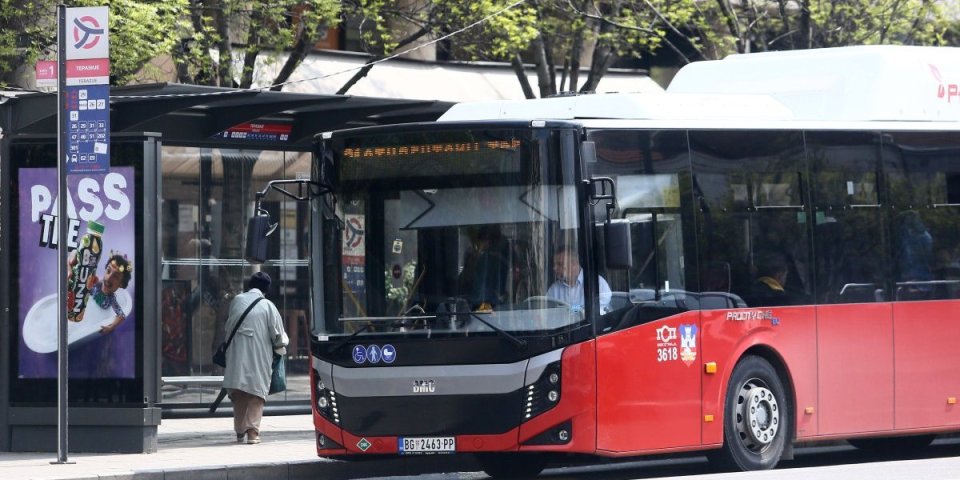 Kamenom gađao autobus: Uhapšen muškarac na Novom Beogradu