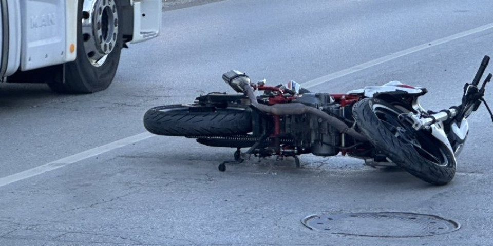 Užas kod Bogatića: Poginuo motociklista, udario u "pežo"
