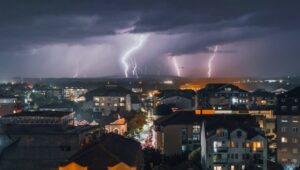 SPREMITE SE ZA PLjUSKOVE SA GRMLjAVINOM Hitno se oglasio RHMZ: Ovi delovi Srbije prvi na udaru (FOTO)