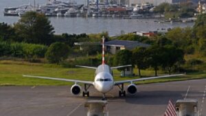 ZBOG DOJAVE O EKSPLOZIVNOJ NAPRAVI: Privremeno zatvoren tivatski aerodrom