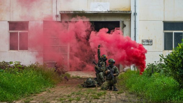 ПОГЛЕДАЈТЕ - СРПСКИ И КИНЕСКИ СПЕЦИЈАЛЦИ У АКЦИЈИ: Заједничка обука на полигону у Кини (ФОТО)