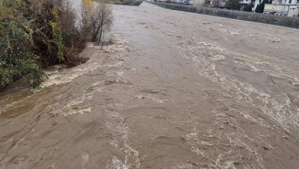 УВЕДЕНА ВАНРЕДНА ОДБРАНА ОД ПОПЛАВА: Нагли пораст водостаја у општини Прибој