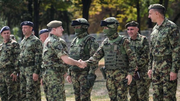 ПЛАВЕ КОВЕРТЕ СТИЖУ НА АДРЕСЕ ПУНОЛЕТНИХ МУШКАРАЦА Почео упис у војну евиденциј, за оне који одбију следи и казна до 50.000 д