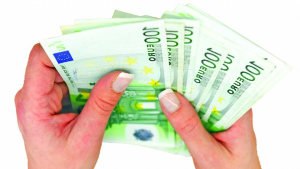 БРИТАНКА ПУНА КАО БРОД ОД СПОРЕДНОГ ПОСЛА: Ево шта ради и колико зарађује месечно
