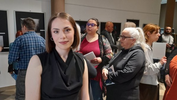 ТРАГ ЛИЧНОГ И УМЕТНИЧКОГ РАЗВОЈА: Прва самостална изложба фотографија младе уметнице Мине Костадиновић из Лесковца