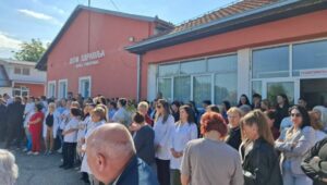 U GRAČANICI MIRNI SKUPOVI SRBA: Podrška uhapšenim kolegama (FOTO)
