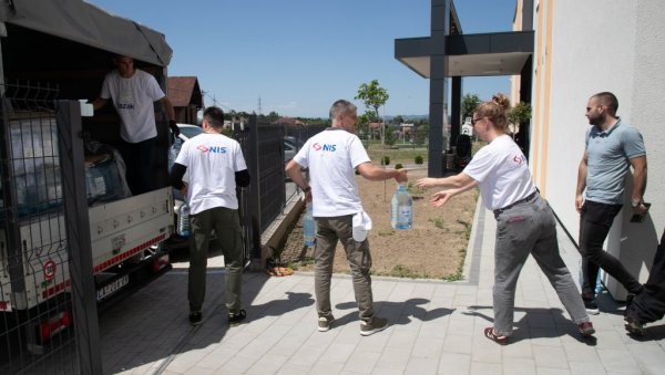 ВОЛОНТЕРИ НИС-А У ПОДРШЦИ ОПШТИНАМА НА ЗАПАДУ СРБИЈЕ: НИС поклонила пијаћу воду „Јазак“ Чачку и околним градовима