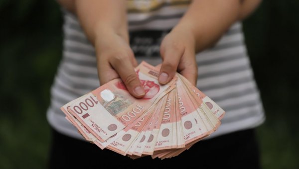 ДРЖАВА ДАЈЕ 43.000 И 65.000 ДИНАРА МЕСЕЧНО: Ево ко има право на надокнаду