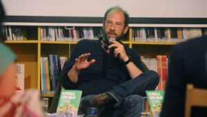 <div>FUDBAL JE RADOST, STRAST I SLOBODA: Francuski pisac Olivije Gez u Beogradu predstavio svoju knjigu “Pohvala izmicanju”</div>